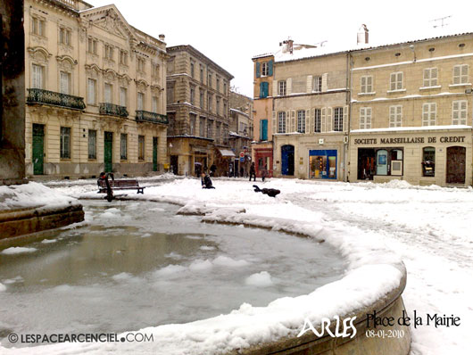 Arles-place-Mairie-65ko